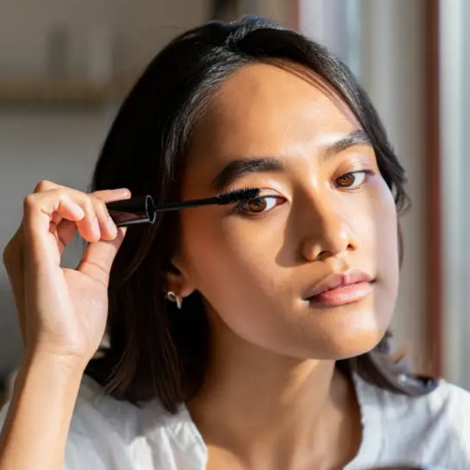 5 Rekomendasi maskara di bawah Rp30 ribu, lengkap dengan tips pakainya agar tahan lama