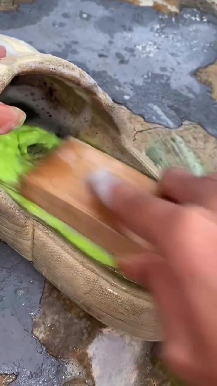 Punya sandal karet dekil berkerak? Coba atasi pakai 1 bahan dapur ini biar bersih lagi seperti baru