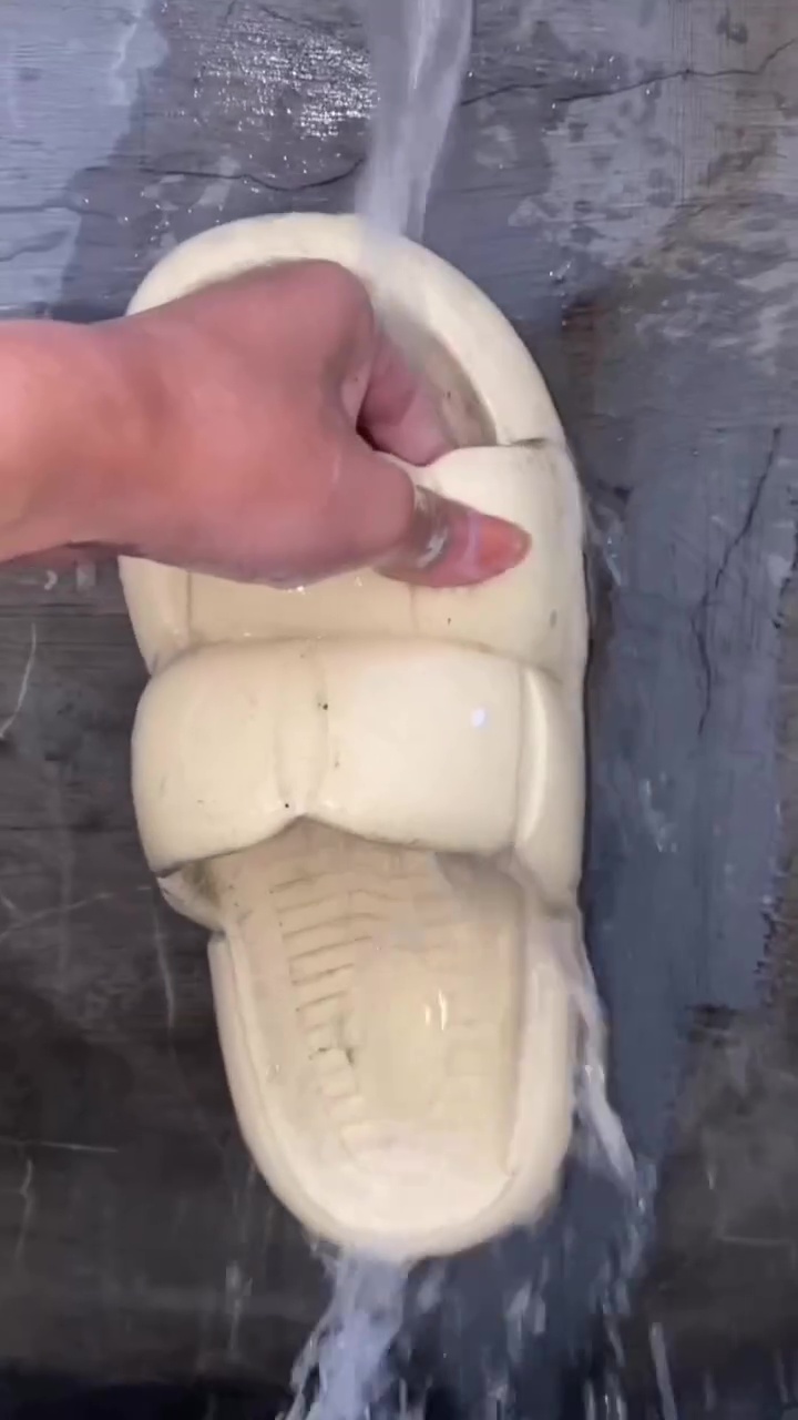 Punya sandal karet dekil berkerak? Coba atasi pakai 1 bahan dapur ini biar bersih lagi seperti baru