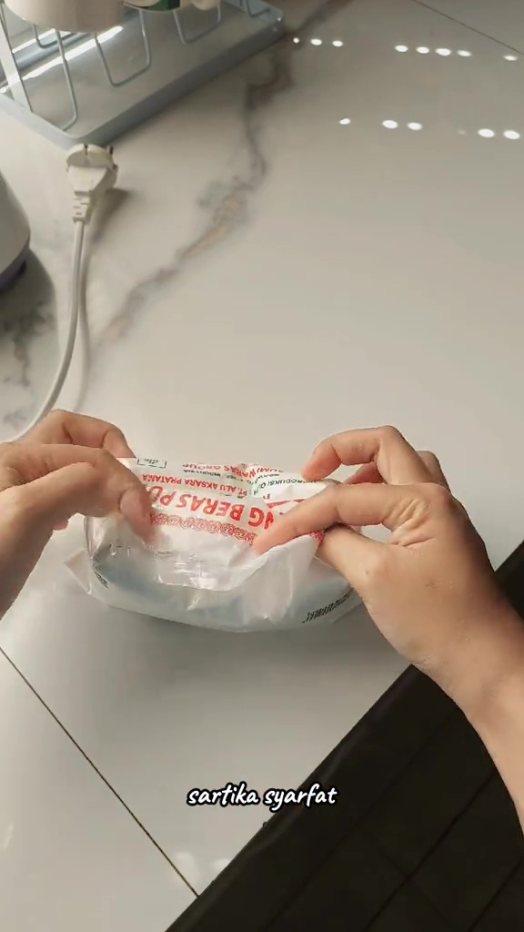 Tak perlu karet dan penjepit, ini trik mudah menutup plastik kemasan tepung cuma dalam 30 detik