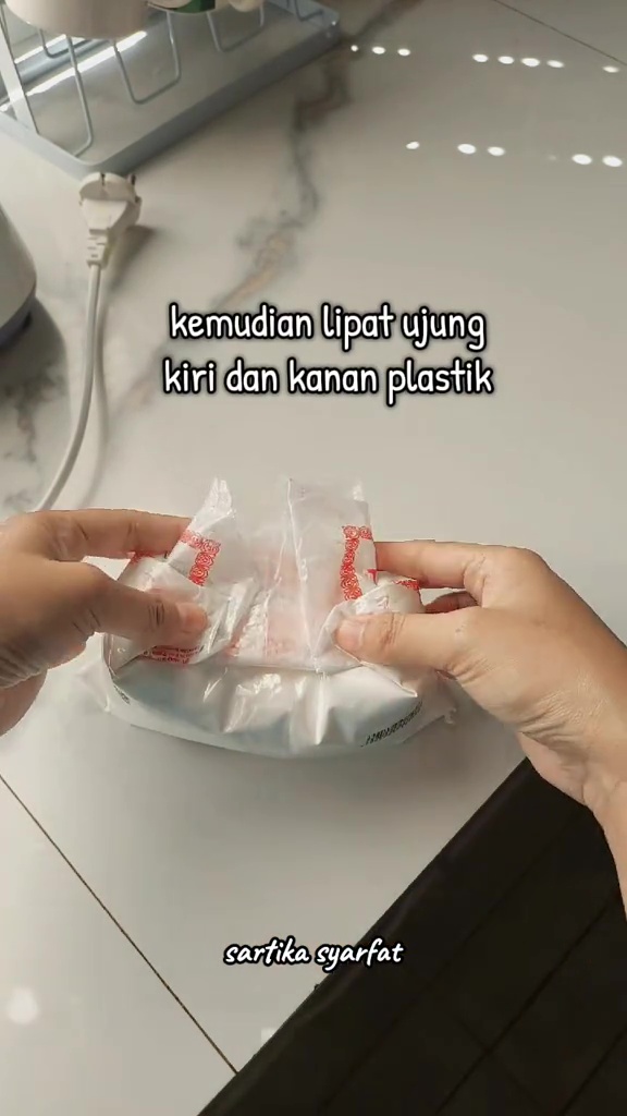 Tak perlu karet dan penjepit, ini trik mudah menutup plastik kemasan tepung cuma dalam 30 detik