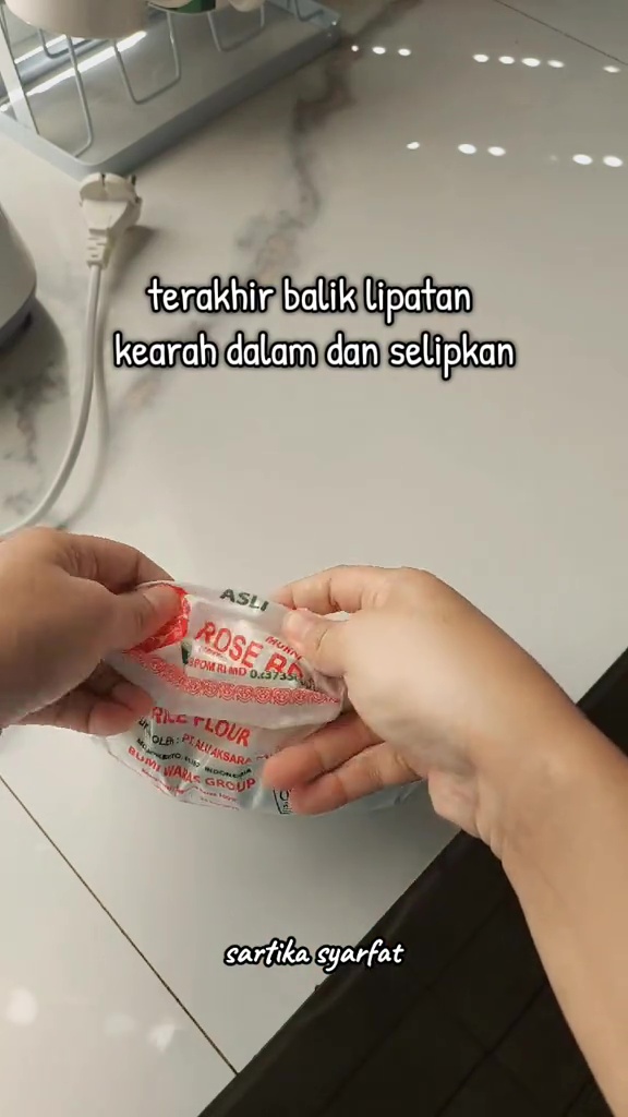 Tak perlu karet dan penjepit, ini trik mudah menutup plastik kemasan tepung cuma dalam 30 detik