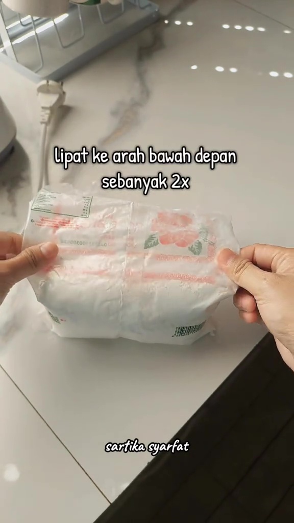 Tak perlu karet dan penjepit, ini trik mudah menutup plastik kemasan tepung cuma dalam 30 detik