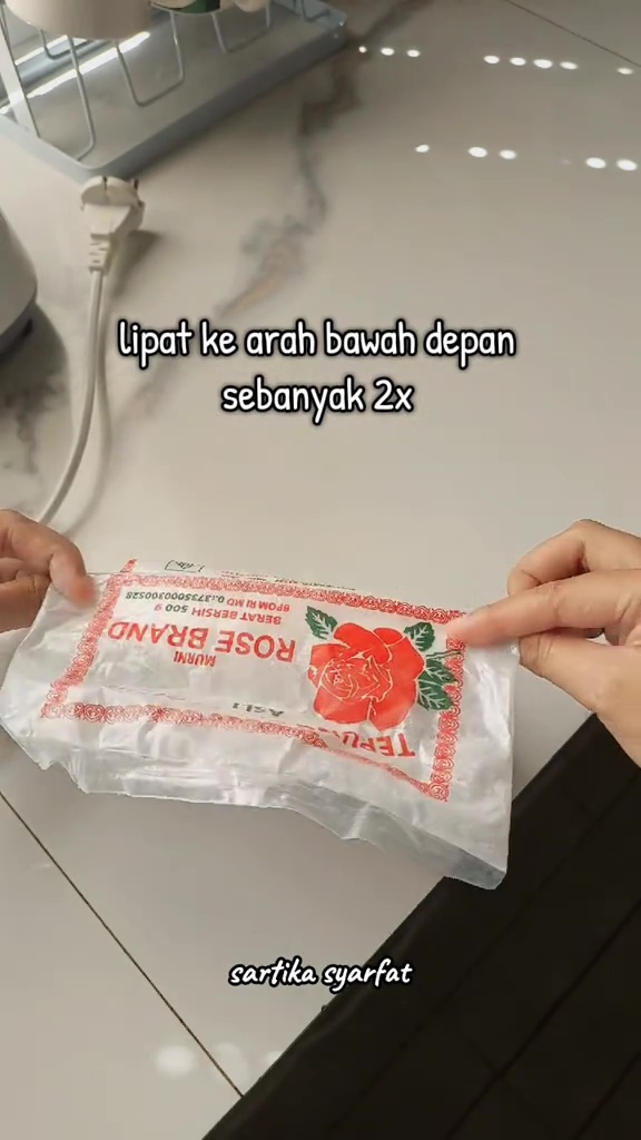 Tak perlu karet dan penjepit, ini trik mudah menutup plastik kemasan tepung cuma dalam 30 detik