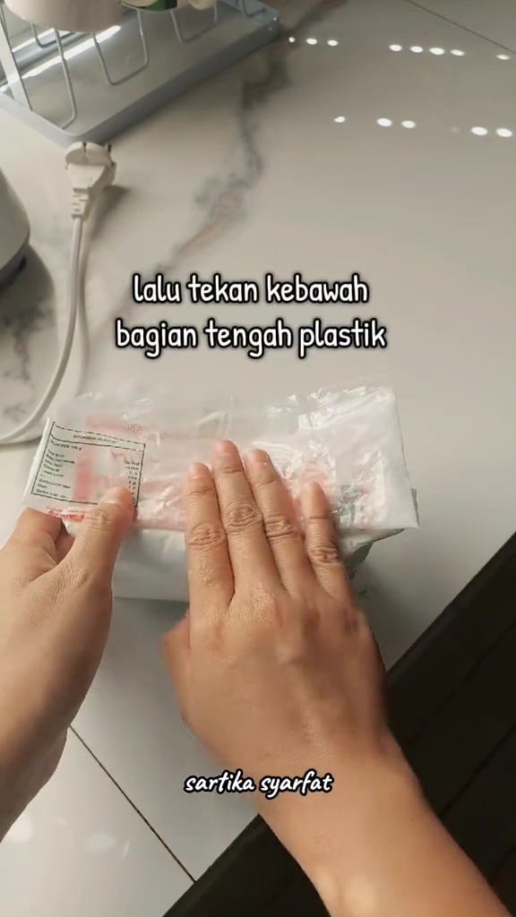 Tak perlu karet dan penjepit, ini trik mudah menutup plastik kemasan tepung cuma dalam 30 detik