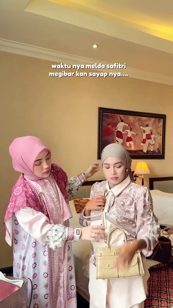 Viral istri yang diceraikan suami usai lolos PPPK ini di-makeover jadi manglingi, intip 9 potretnya