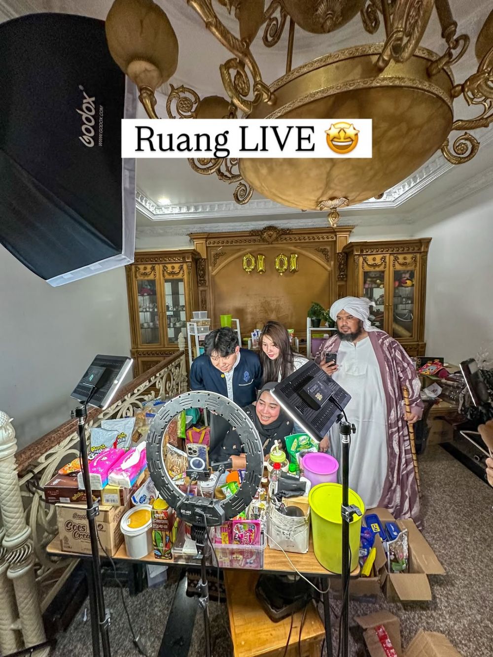Dijual Rp100 miliar, intip 9 rumah Muzdalifah interiornya mewah serba berlapis nuans emas bak kastil