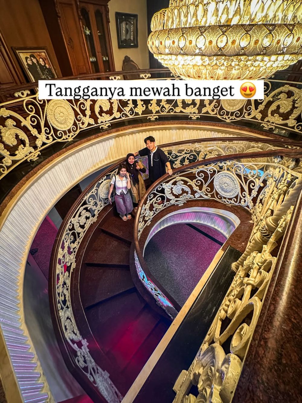 Dijual Rp100 miliar, intip 9 rumah Muzdalifah interiornya mewah serba berlapis nuans emas bak kastil