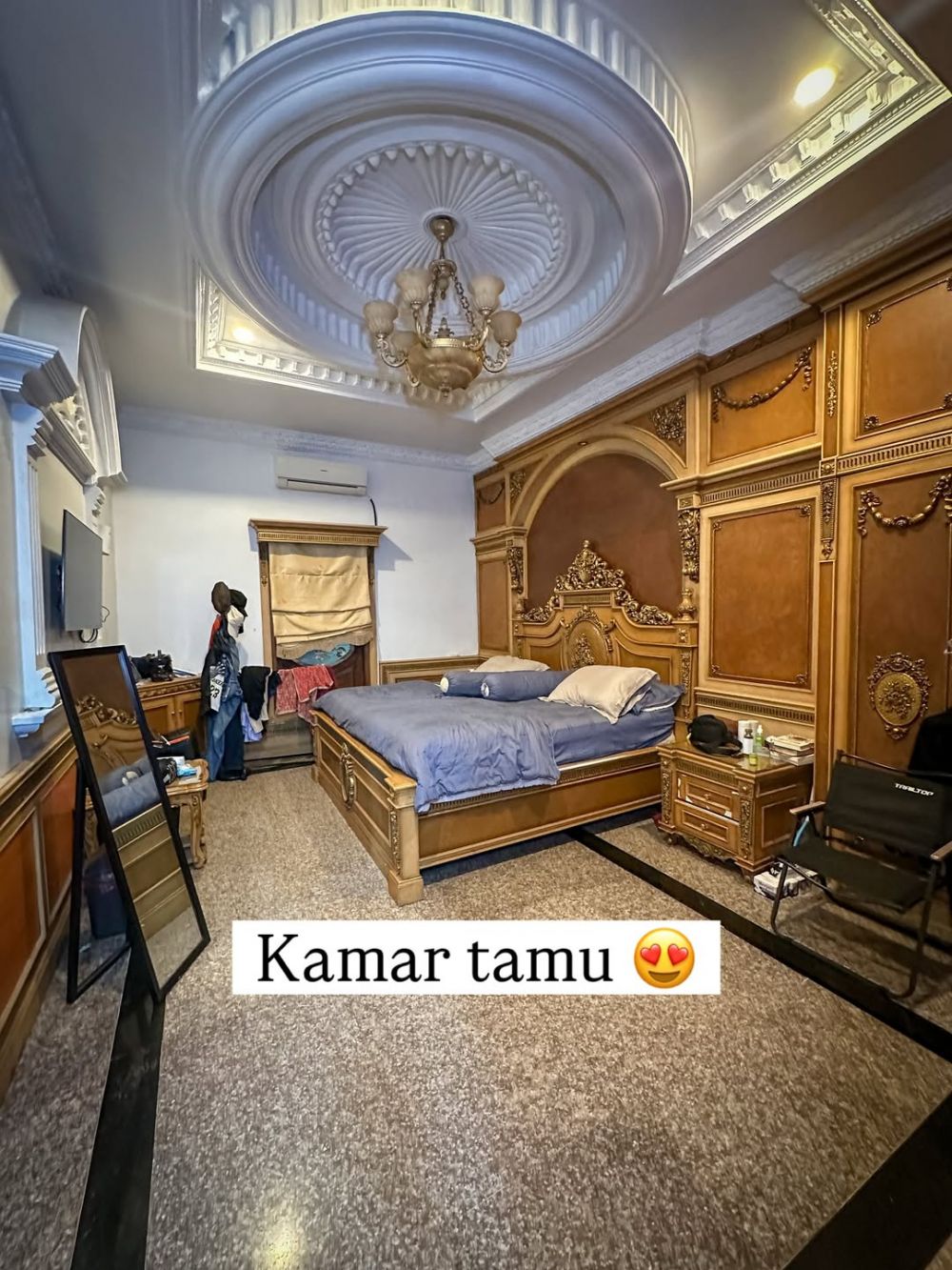 Dijual Rp100 miliar, intip 9 rumah Muzdalifah interiornya mewah serba berlapis nuans emas bak kastil