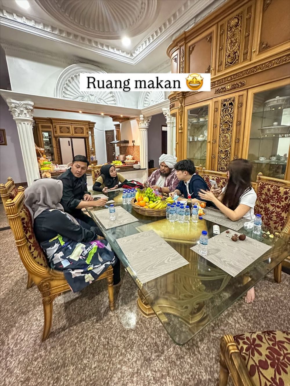 Dijual Rp100 miliar, intip 9 rumah Muzdalifah interiornya mewah serba berlapis nuans emas bak kastil