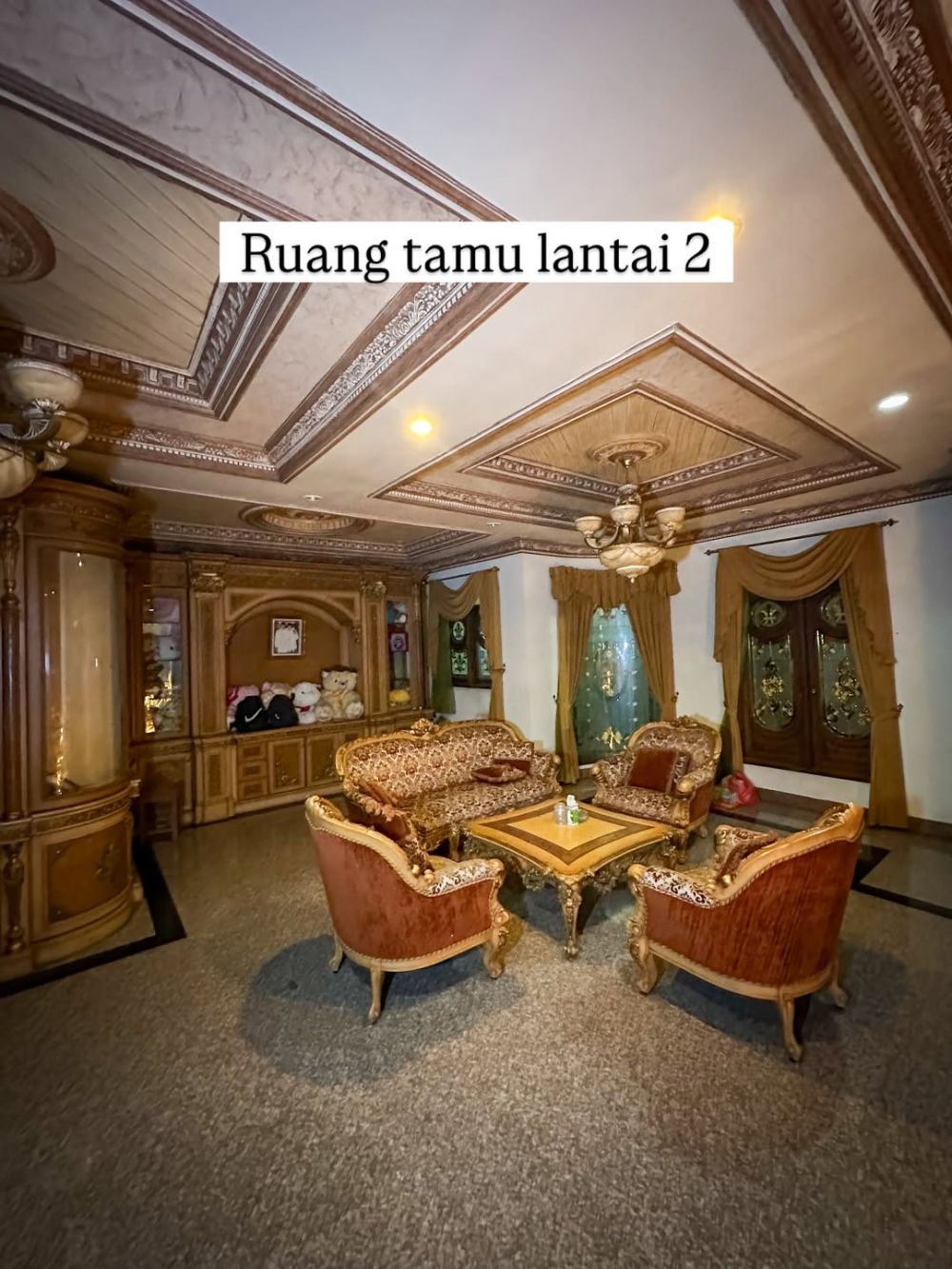 Dijual Rp100 miliar, intip 9 rumah Muzdalifah interiornya mewah serba berlapis nuans emas bak kastil