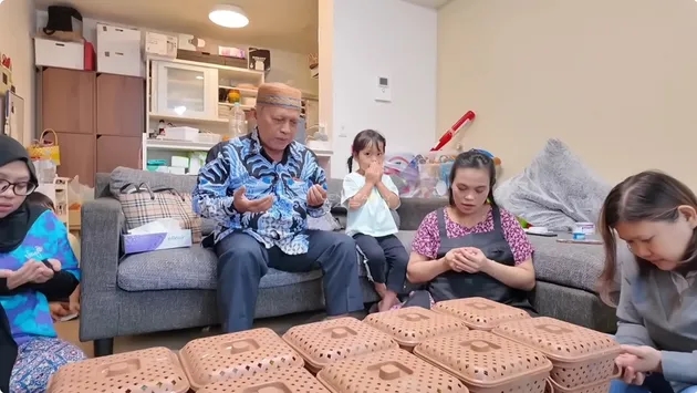 7 Potret Uma Mega rayakan 7 bulanan di Jepang, lestarikan tradisi Jawa dengan nasi berkat