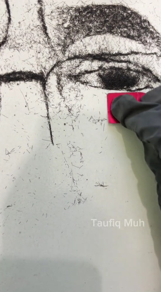 Viral tukang cukur bikin wajah Purbaya dari sisa potongan rambut, 9 potretnya ini sampai dipuji Menkeu