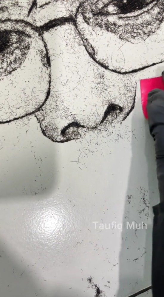 Viral tukang cukur bikin wajah Purbaya dari sisa potongan rambut, 9 potretnya ini sampai dipuji Menkeu