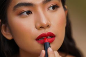 10 Rekomendasi lipstik terbaik untuk kulit sawo matang, tampilan bibir jadi nggak pucat lagi