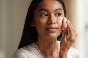 Nggak takut luntur lagi, ini 10 rekomendasi foundation terbaik yang tahan seharian