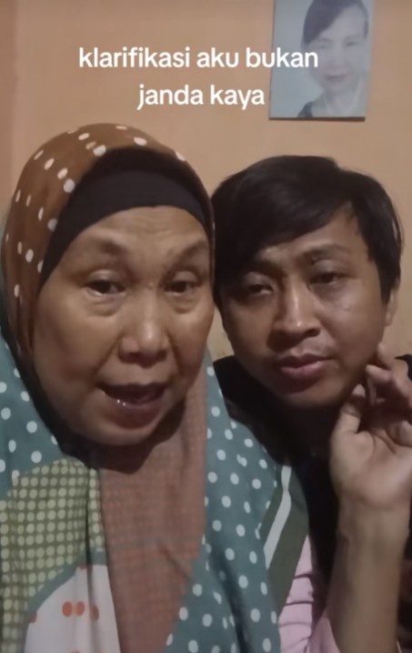 Kenal dari sosmed, pria ini nikahi emak-emak janda 9 anak, beda usia 29 tahun, ini 9 potret mesranya