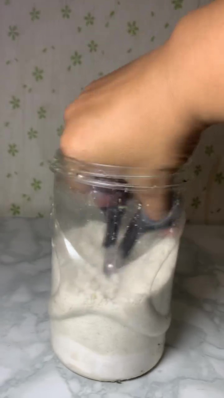 Tak perlu susah payah diasah, ternyata semudah ini menajamkan gunting tumpul bermodal 1 bahan dapur