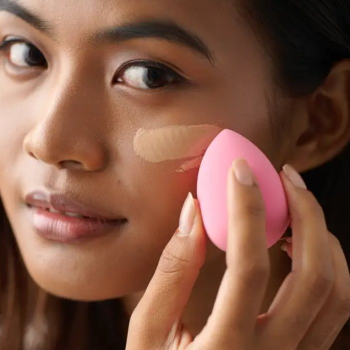 6 Rekomendasi foundation murah terbaik untuk semua jenis kulit, pilihan aman, ringan, dan tahan lama