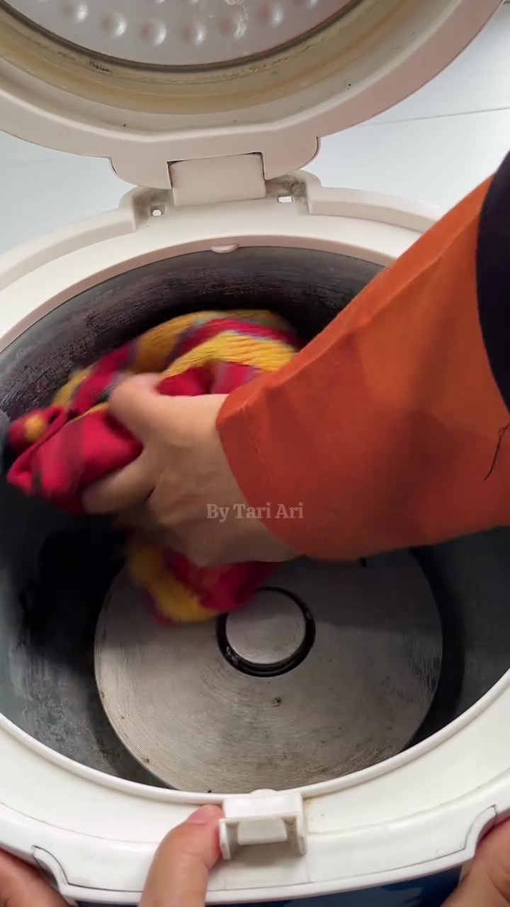 Kerak di dasar rice cooker bisa bikin nasi basi, bersihkan dengan cara ini biar kinclong lagi