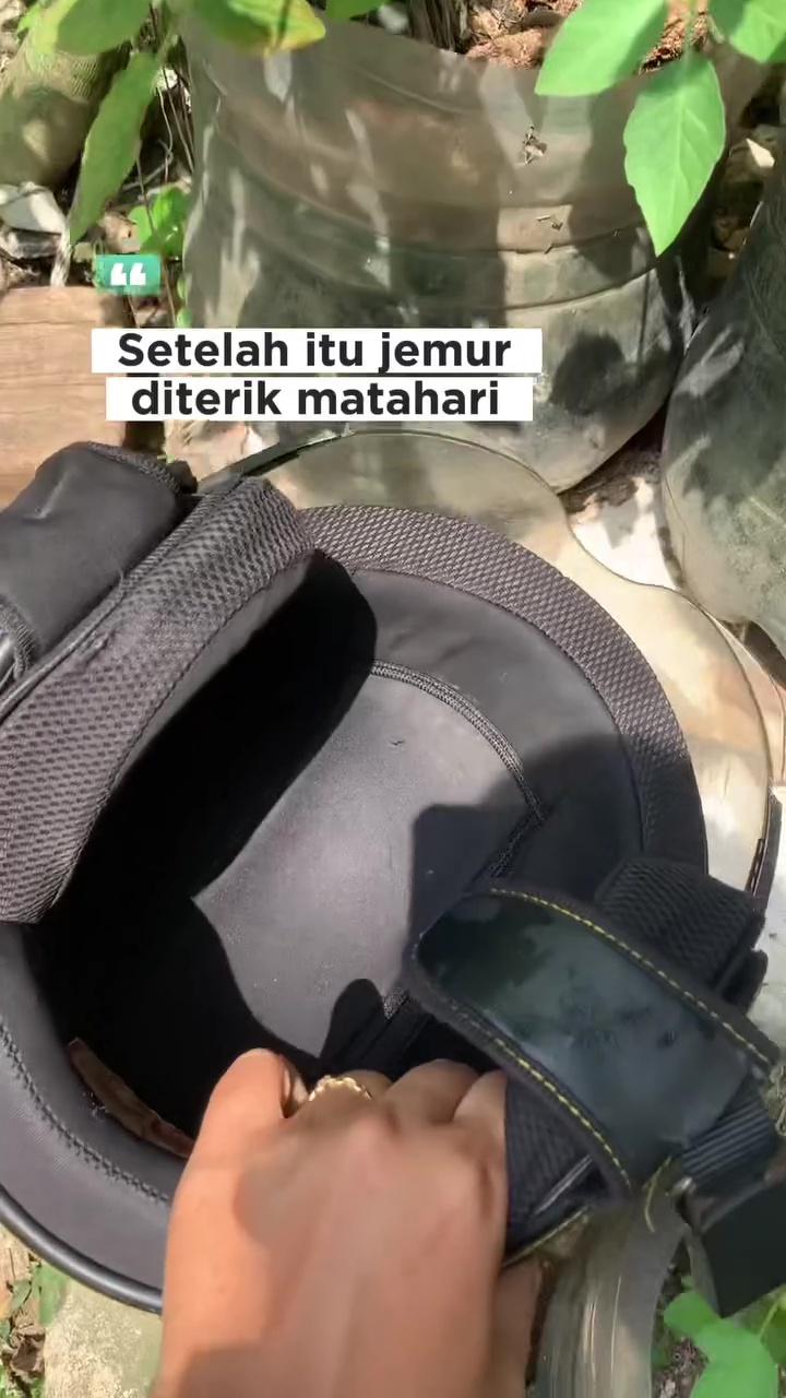 Tak perlu dicuci, ini cara praktis atasi helm bau apek dalam sekali semprot, cukup modal 1 bahan dapur