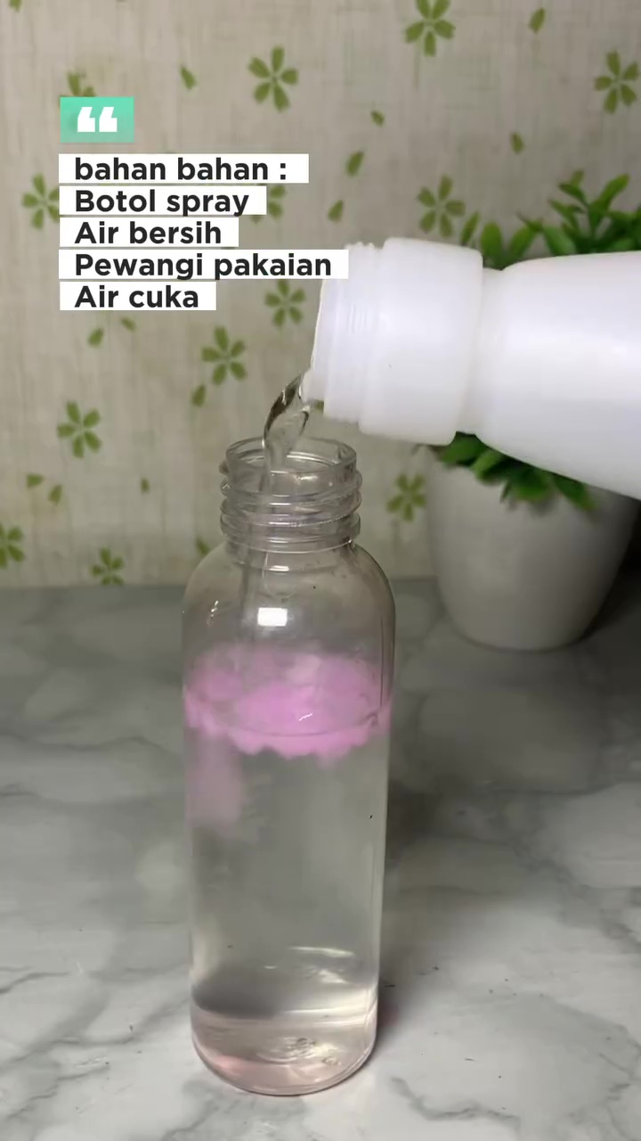 Tak perlu dicuci, ini cara praktis atasi helm bau apek dalam sekali semprot, cukup modal 1 bahan dapur