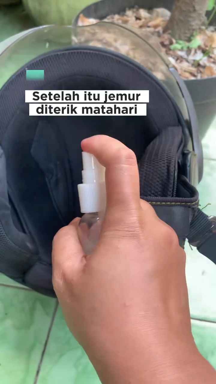 Tak perlu dicuci, ini cara praktis atasi helm bau apek dalam sekali semprot, cukup modal 1 bahan dapur