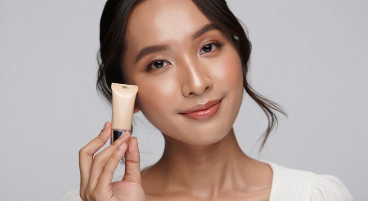Glowing seharian tanpa oksidasi, ini 4 rekomendasi foundation yang jadi incaran banyak orang