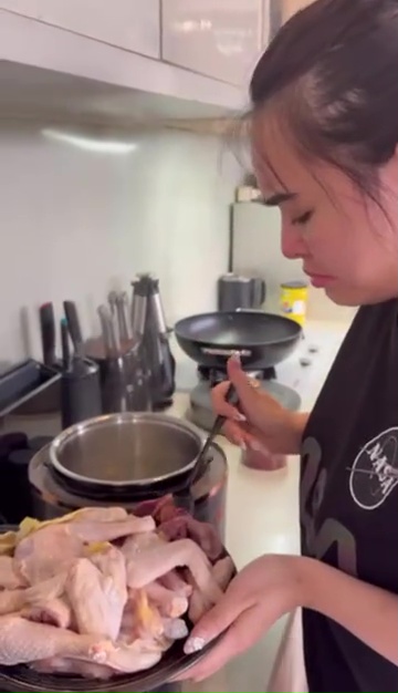 Kesayangan mama mertua, 9  momen Amanda Manopo masak ayam angkak bareng ibunda Kenny Austin