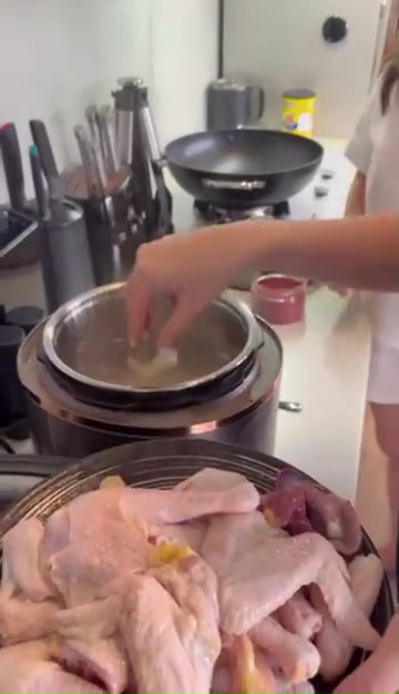 Kesayangan mama mertua, 9  momen Amanda Manopo masak ayam angkak bareng ibunda Kenny Austin