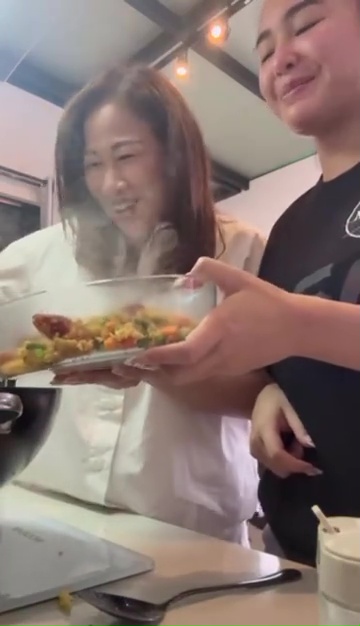 Kesayangan mama mertua, 9  momen Amanda Manopo masak ayam angkak bareng ibunda Kenny Austin