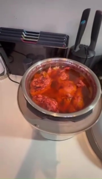 Kesayangan mama mertua, 9  momen Amanda Manopo masak ayam angkak bareng ibunda Kenny Austin