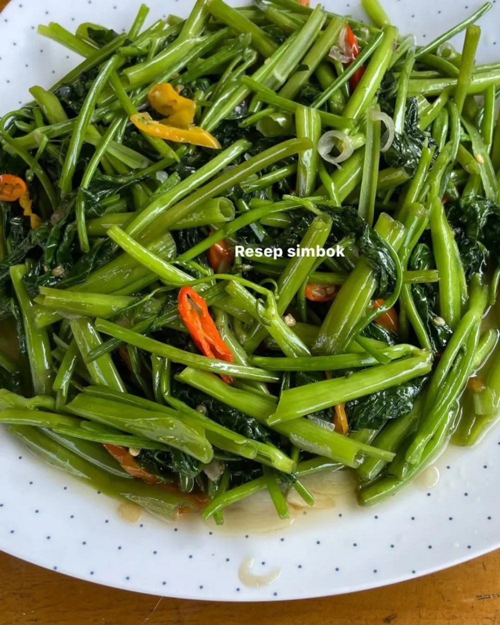 9 Resep tumis kangkung gurih, manis, dan pedas untuk masak cepat tapi rasa tetap enak