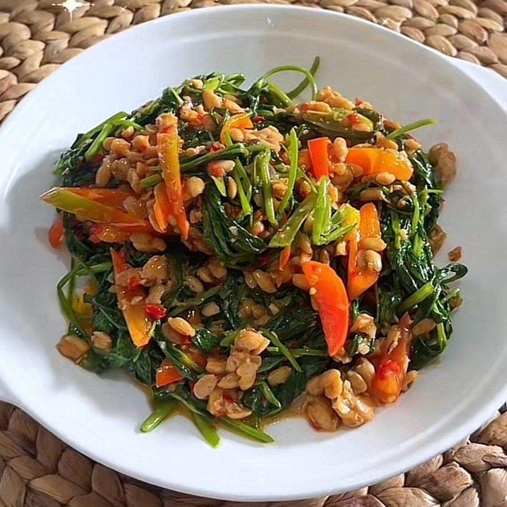 9 Resep tumis kangkung gurih, manis, dan pedas untuk masak cepat tapi rasa tetap enak