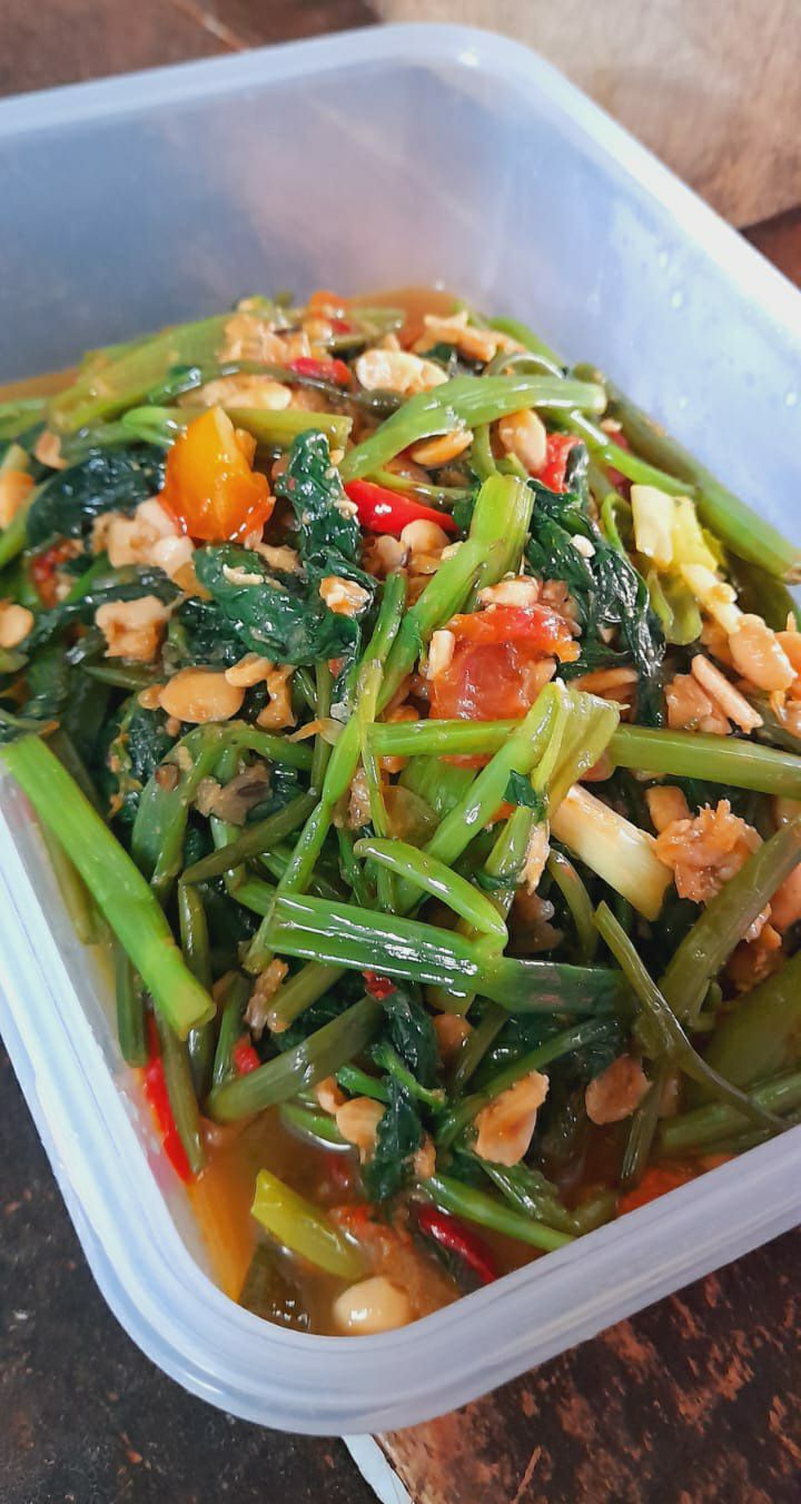 9 Resep tumis kangkung gurih, manis, dan pedas untuk masak cepat tapi rasa tetap enak