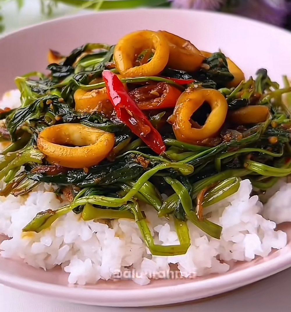 9 Resep tumis kangkung gurih, manis, dan pedas untuk masak cepat tapi rasa tetap enak
