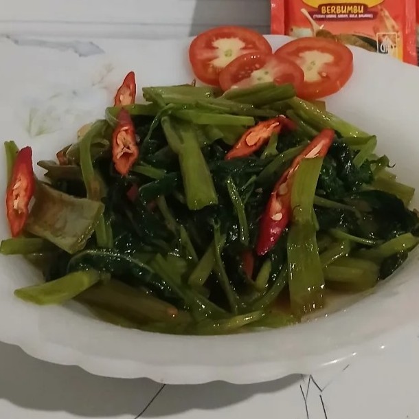 9 Resep tumis kangkung gurih, manis, dan pedas untuk masak cepat tapi rasa tetap enak