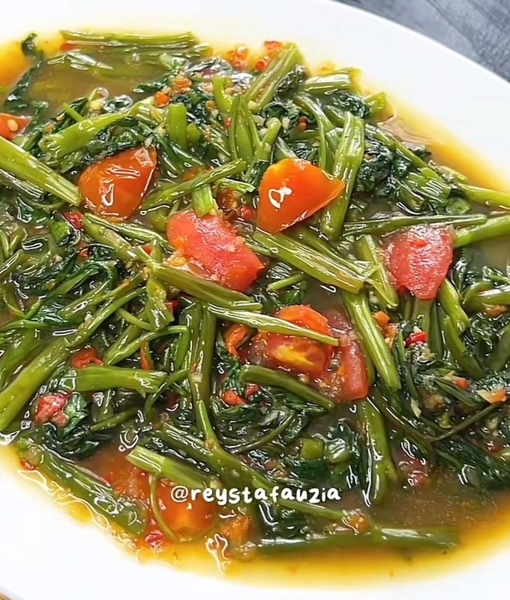 9 Resep tumis kangkung gurih, manis, dan pedas untuk masak cepat tapi rasa tetap enak