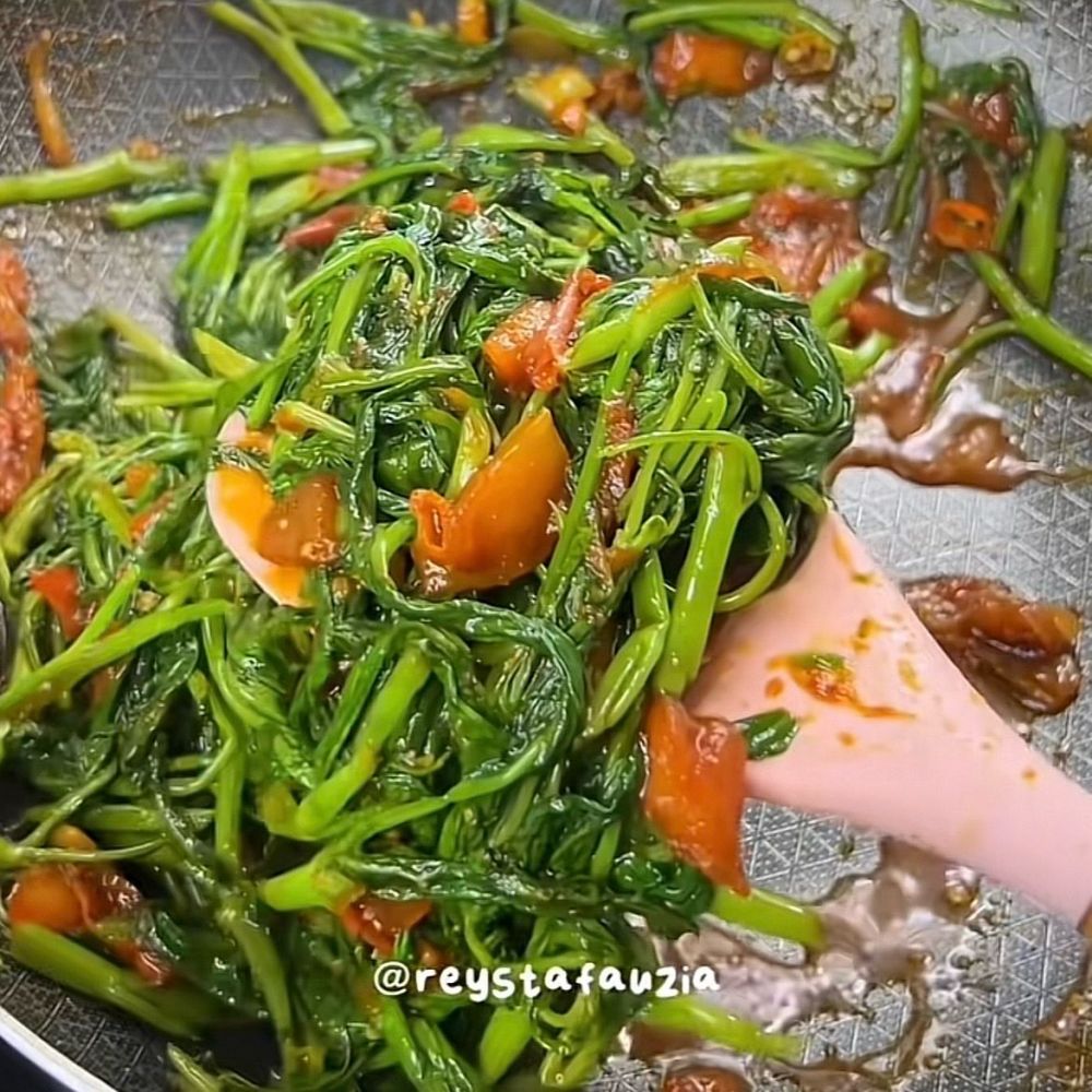 9 Resep tumis kangkung gurih, manis, dan pedas untuk masak cepat tapi rasa tetap enak