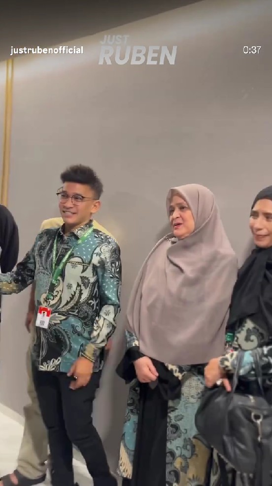 Diantar Betrand Peto, Ruben Onsu jalani ibadah umrah kedua kalinya, ini 9 potret keberangkatannya