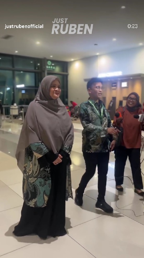 Diantar Betrand Peto, Ruben Onsu jalani ibadah umrah kedua kalinya, ini 9 potret keberangkatannya