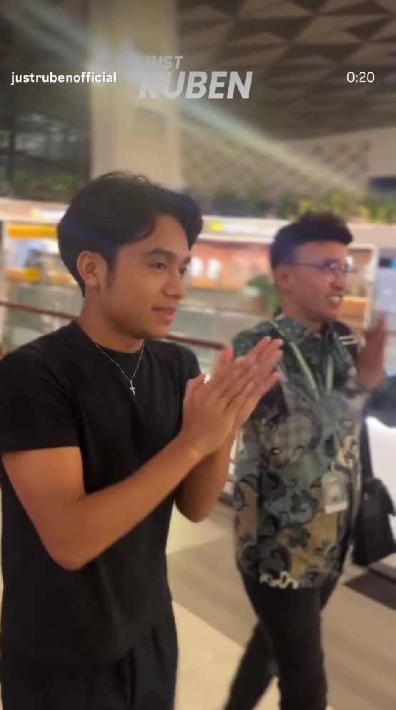 Diantar Betrand Peto, Ruben Onsu jalani ibadah umrah kedua kalinya, ini 9 potret keberangkatannya