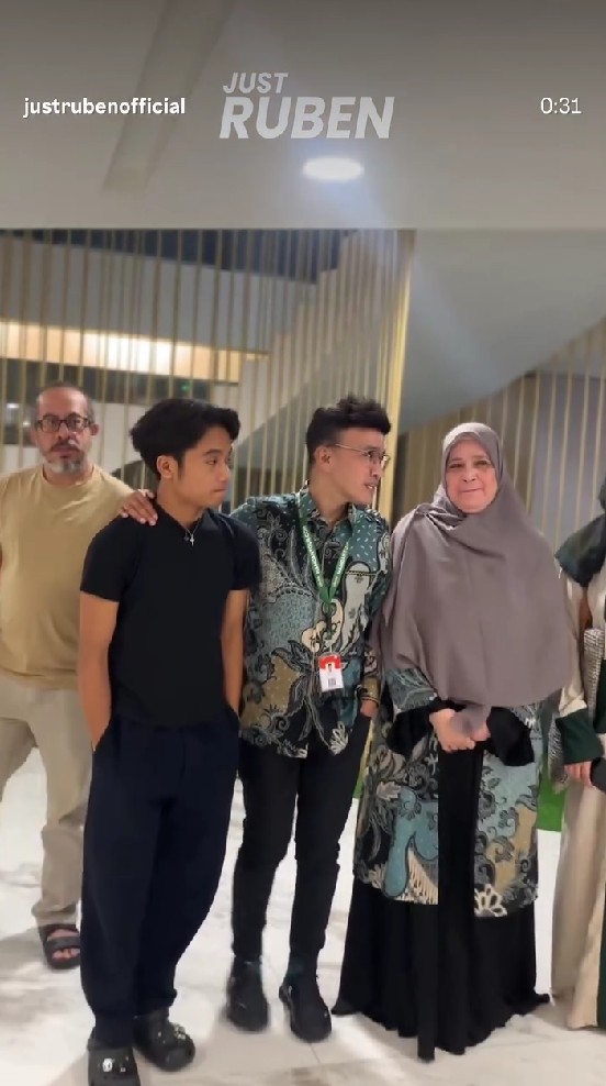 Diantar Betrand Peto, Ruben Onsu jalani ibadah umrah kedua kalinya, ini 9 potret keberangkatannya