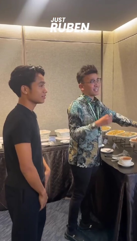 Diantar Betrand Peto, Ruben Onsu jalani ibadah umrah kedua kalinya, ini 9 potret keberangkatannya