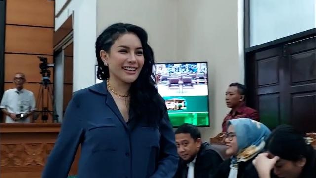 Nikita Mirzani divonis 4 tahun dan denda Rp 1 miliar dalam kasus pemerasan Reza Gladys