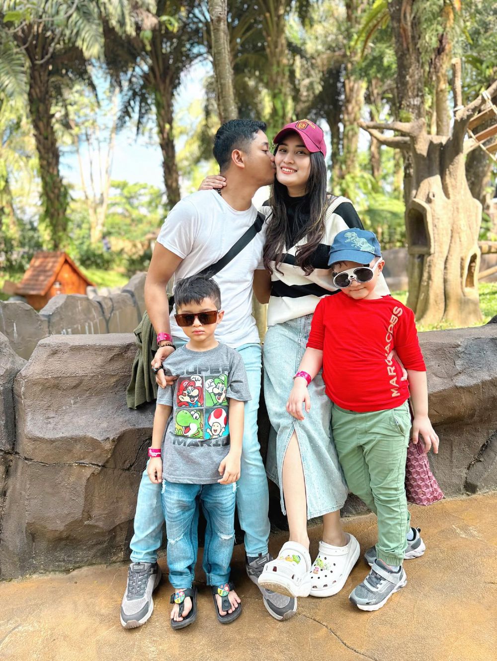 Selama ini jauh dari gosip miring, Angbeen Rishi gugat cerai Adly Fairuz usai 5 tahun menikah