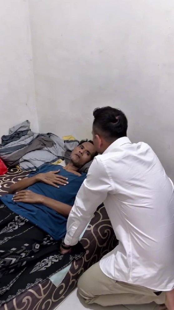 Raffi Ahmad jenguk Fahmi Bo yang terbaring lemah di rumah, janji hal ini demi kesembuhan sang komedian