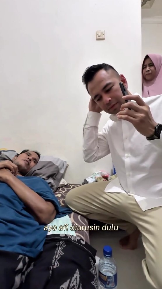 Raffi Ahmad jenguk Fahmi Bo yang terbaring lemah di rumah, janji hal ini demi kesembuhan sang komedian