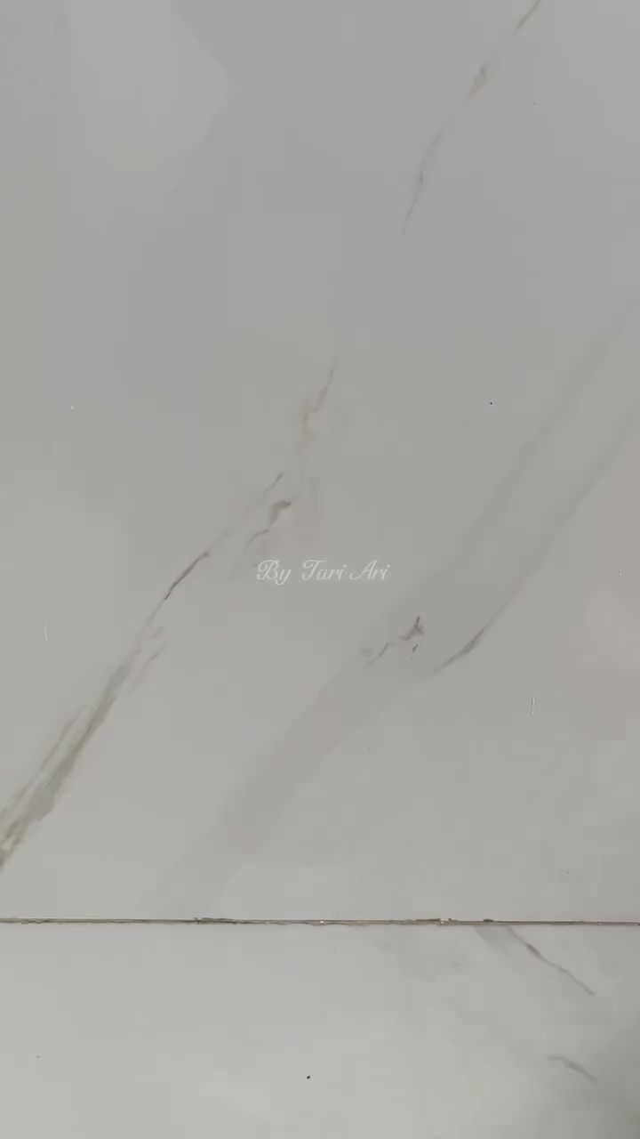 Cara mudah bersihkan cipratan minyak dan makanan di dinding dapur, auto kesat pakai 2 bahan dapur ini