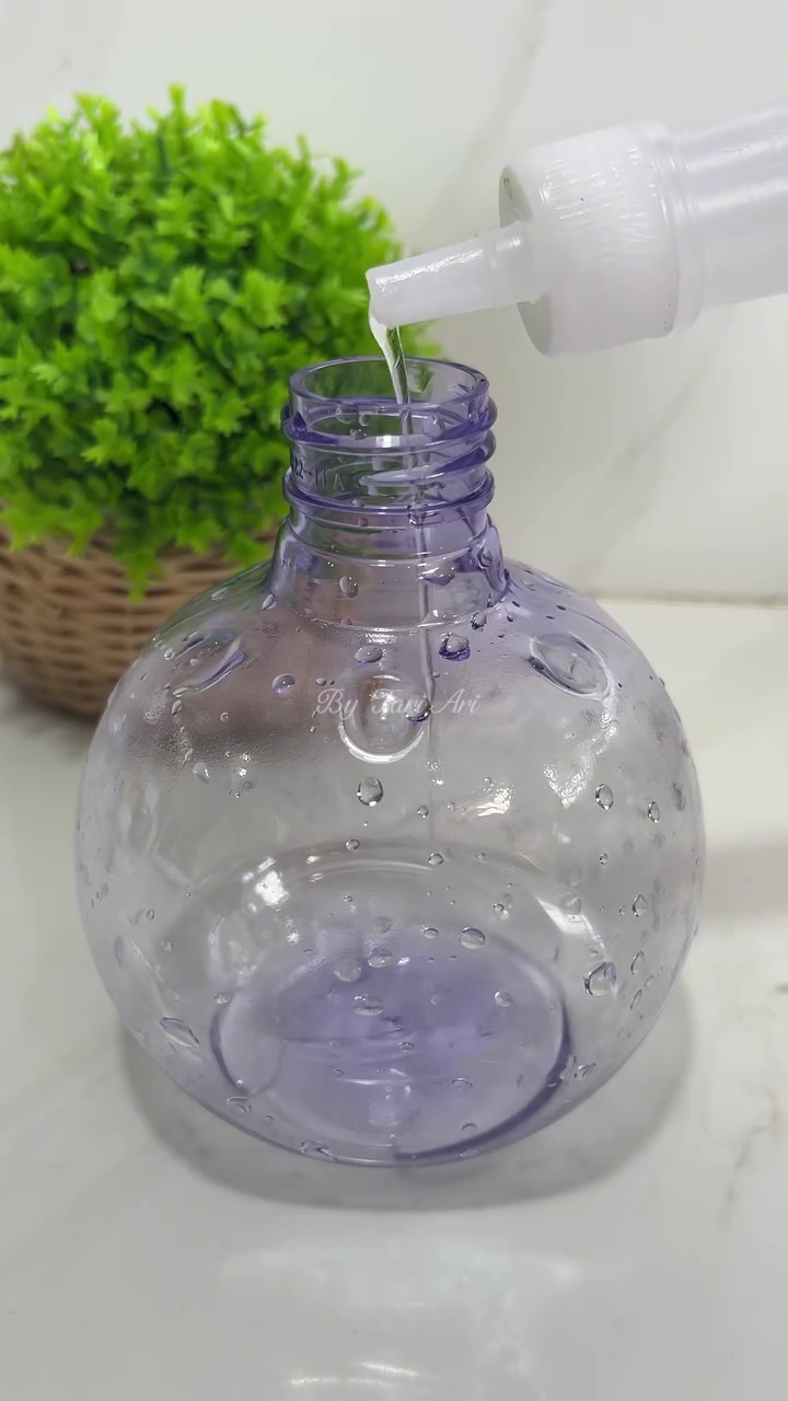 Cara mudah bersihkan cipratan minyak dan makanan di dinding dapur, auto kesat pakai 2 bahan dapur ini